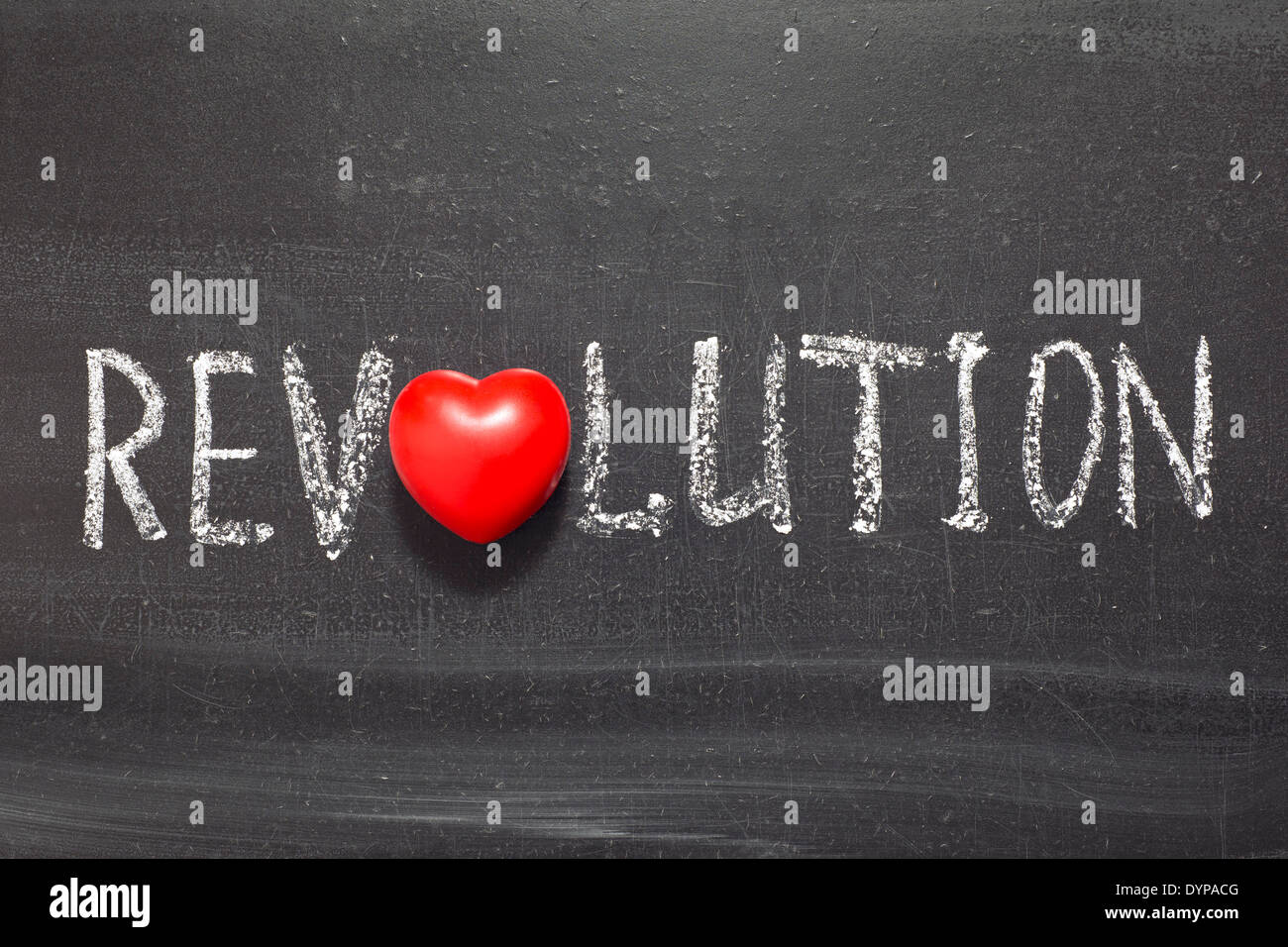 Revolution-Wort handschriftlich auf Tafel mit Herzsymbol statt O Stockfoto