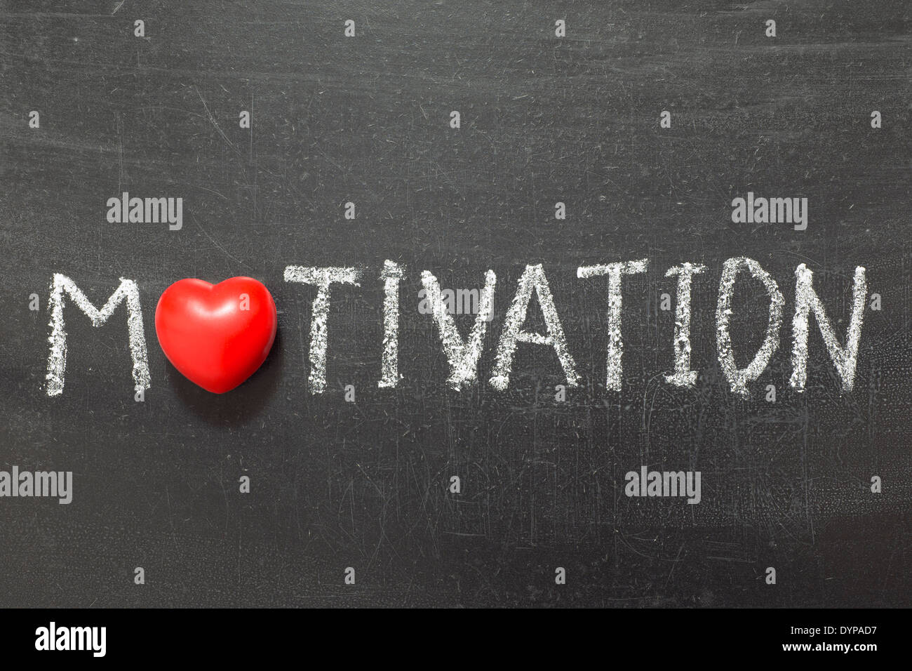 Motivation-Wort handschriftlich auf Tafel mit Herzsymbol statt O Stockfoto