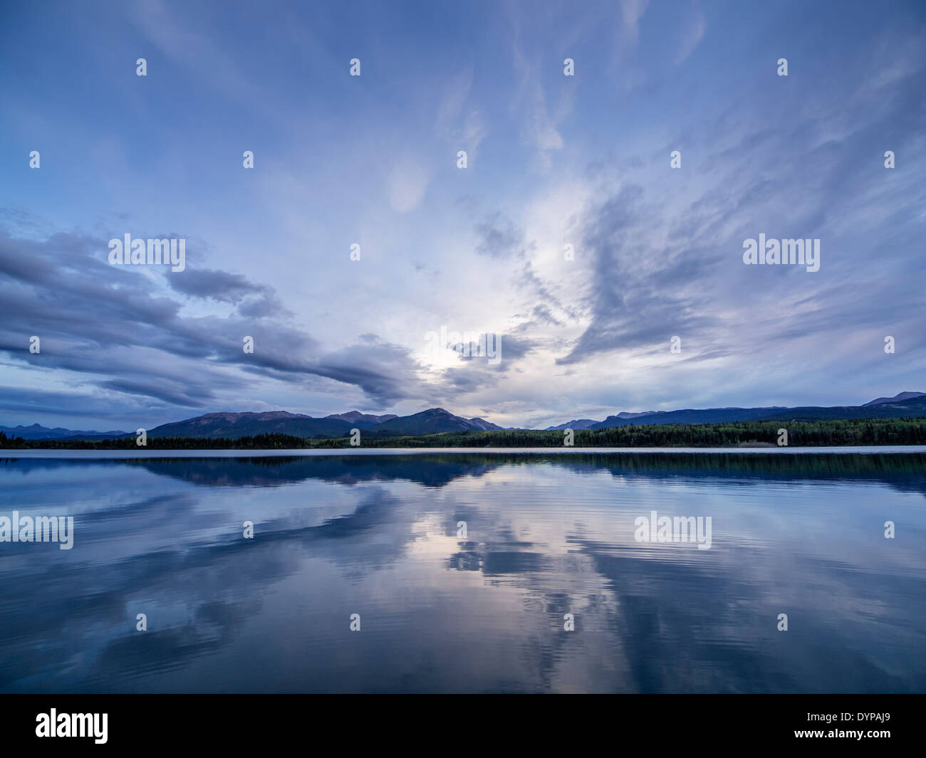 Abstrakte Wolkenformen reflektiert in einem ruhigen See Boya Stockfoto