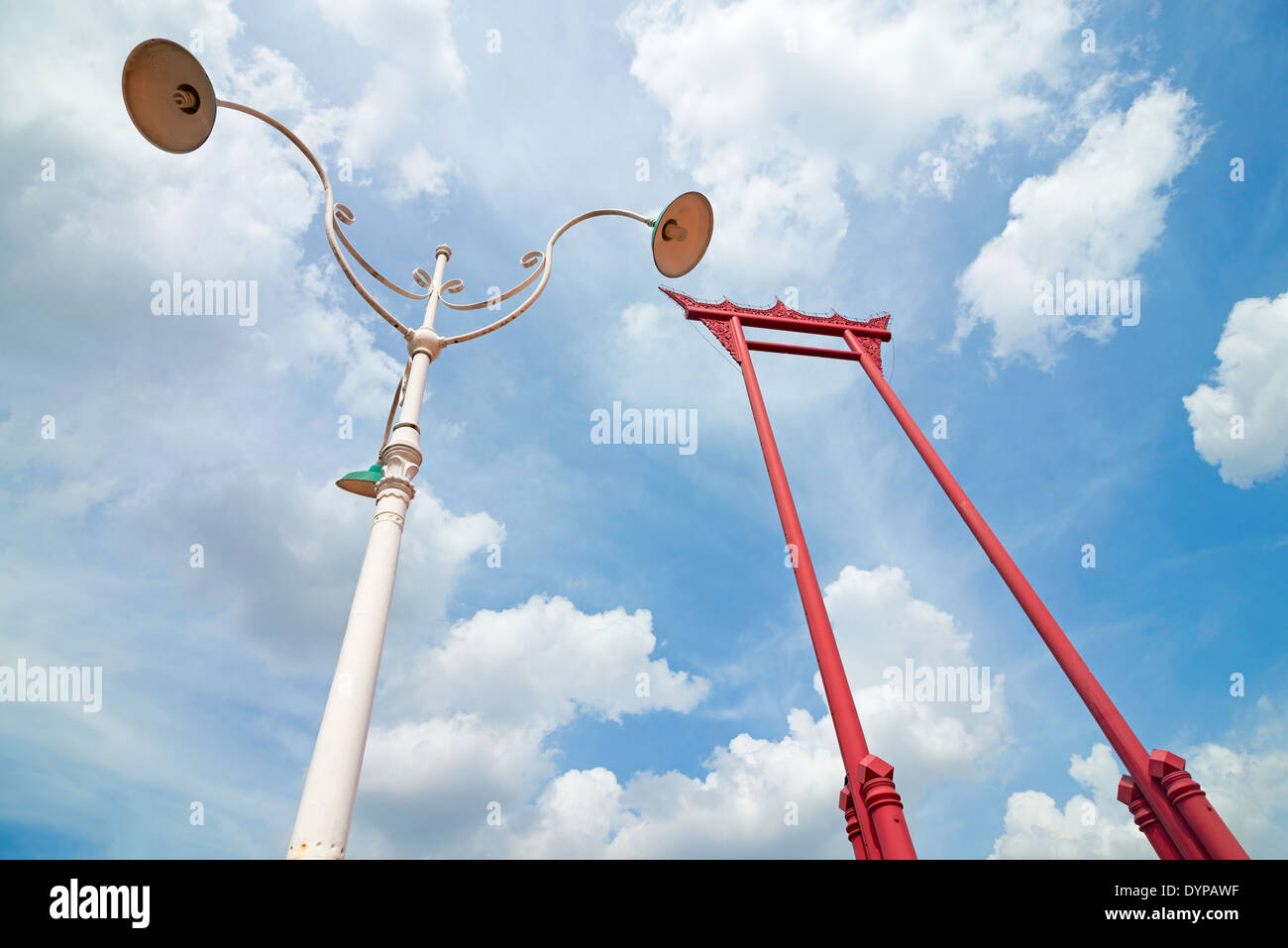 Historischen Red Giant Swing und ein Vintage Lampe, Sao Ching Cha, Bangkok, Thailand, aus Sicht der niedrigen Winkel genommen. Stockfoto