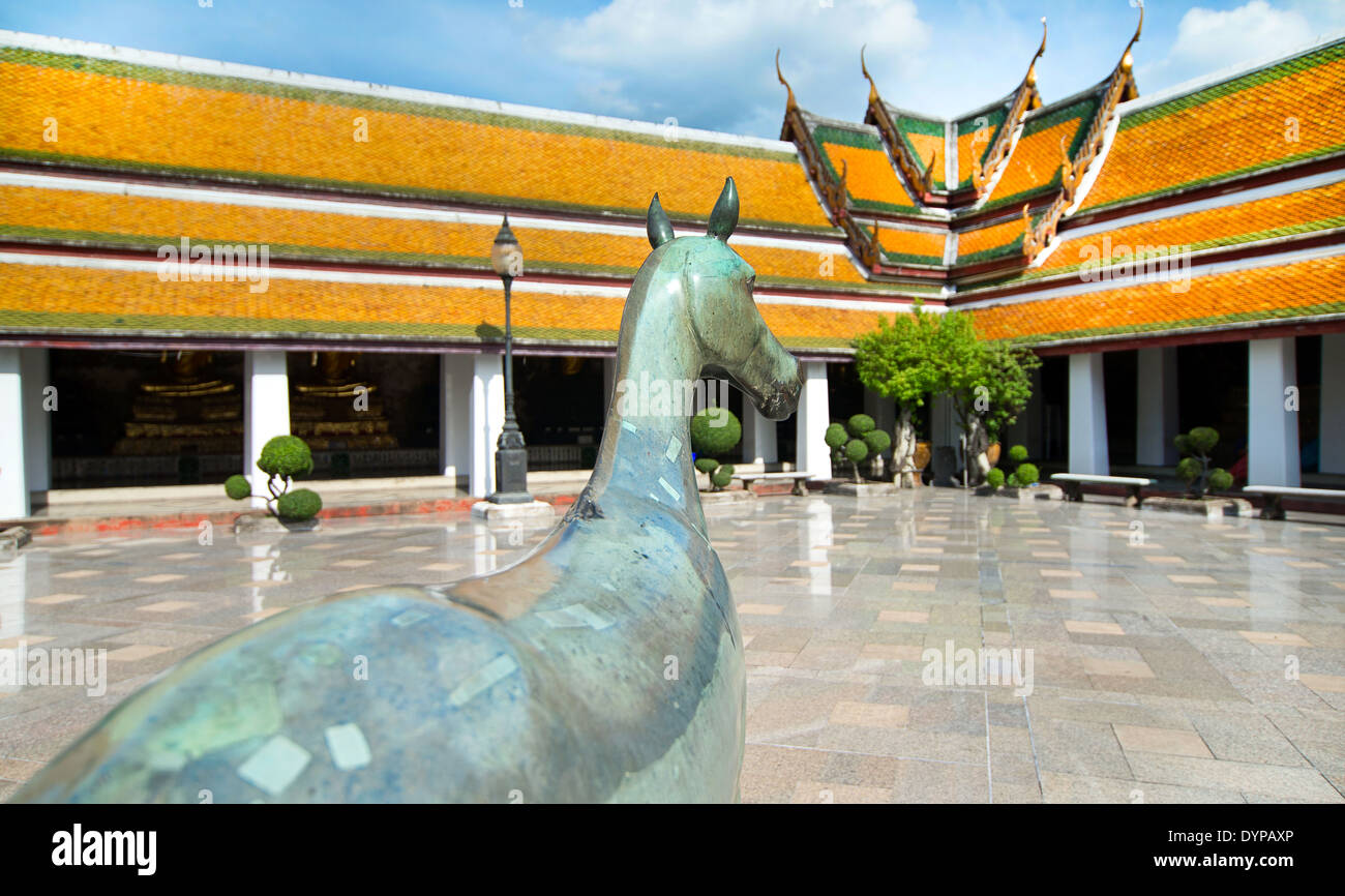 Eine Weitwinkel-Aufnahme des Wat Suthat, Thai Tempel in Bangkok, Thailand. Vom Rücken eines Pferdes Perspektive eingenommen. Stockfoto