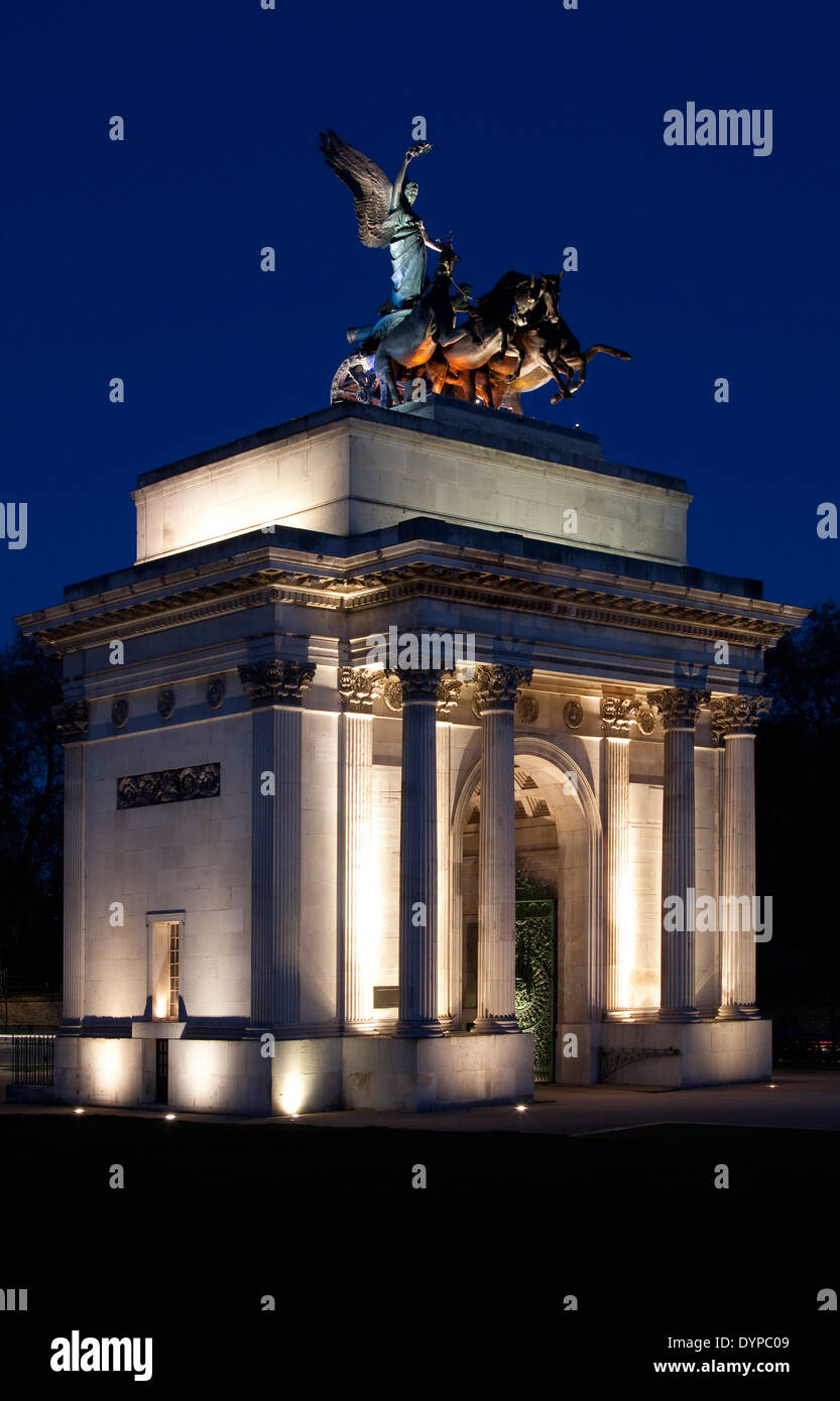 Das Denkmal nach Wellington in der Mitte der Hyde Park Corner Kreisverkehr, London, in der Nacht. Stockfoto
