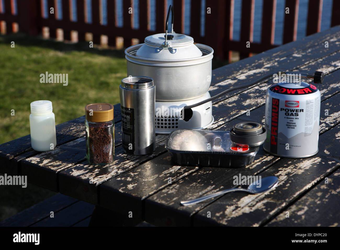 Camping-Ausrüstung für Speisen und Getränke Stockfoto
