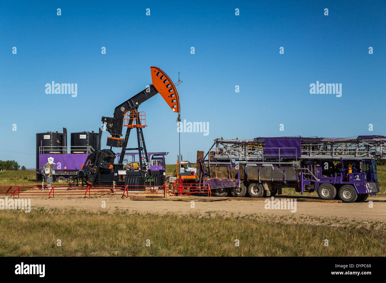 Ein Öl Produktion Pumper im Feld Bakken in der Nähe von Stoughton, Saskatchewan, Kanada. Stockfoto