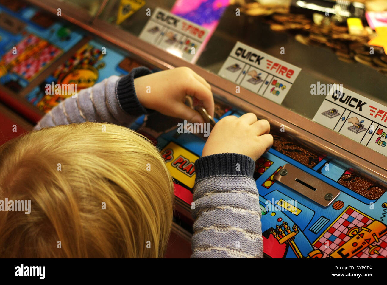 Setzen zwei Pence Münzen in Slot-Maschine. Stockfoto