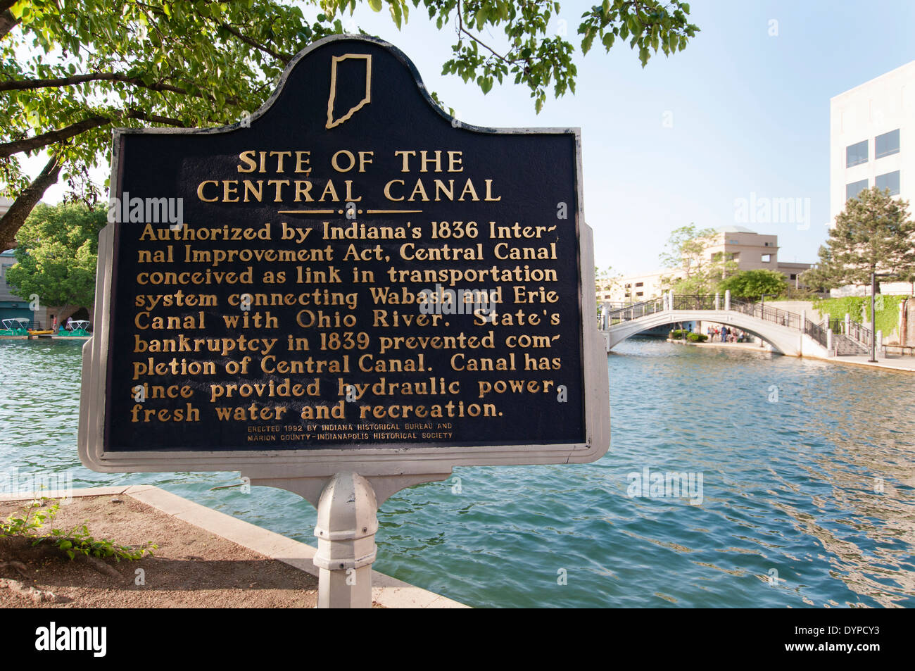 USA, Indiana, Indianapolis. Zeichen, die die Geschichte des zentralen Kanals in der Innenstadt von Indianapolis. Stockfoto