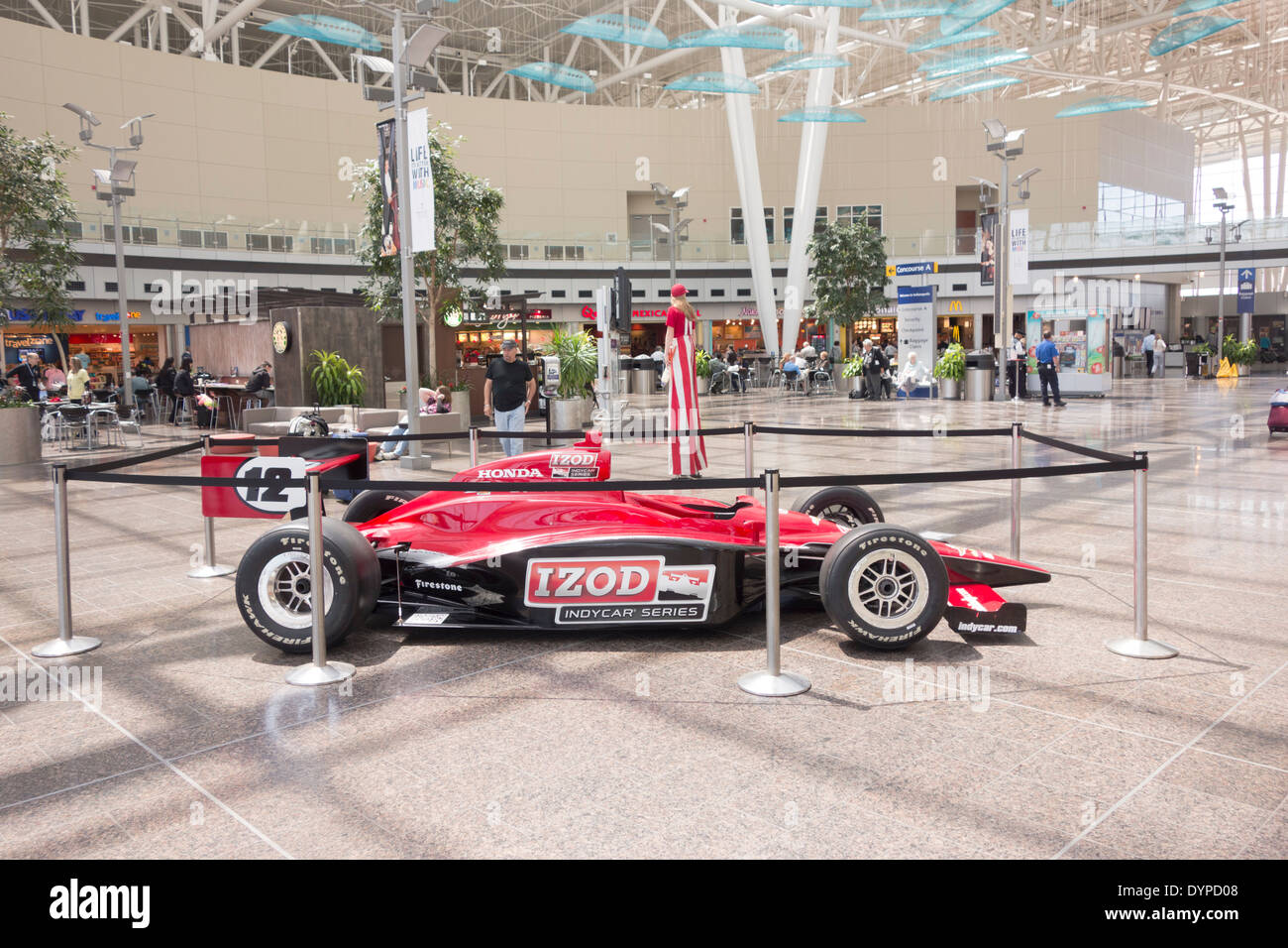 USA, Indiana, Indianapolis. Anzeige der IZOD Honda rot Indycar Indianapolis International Airport Stockfoto