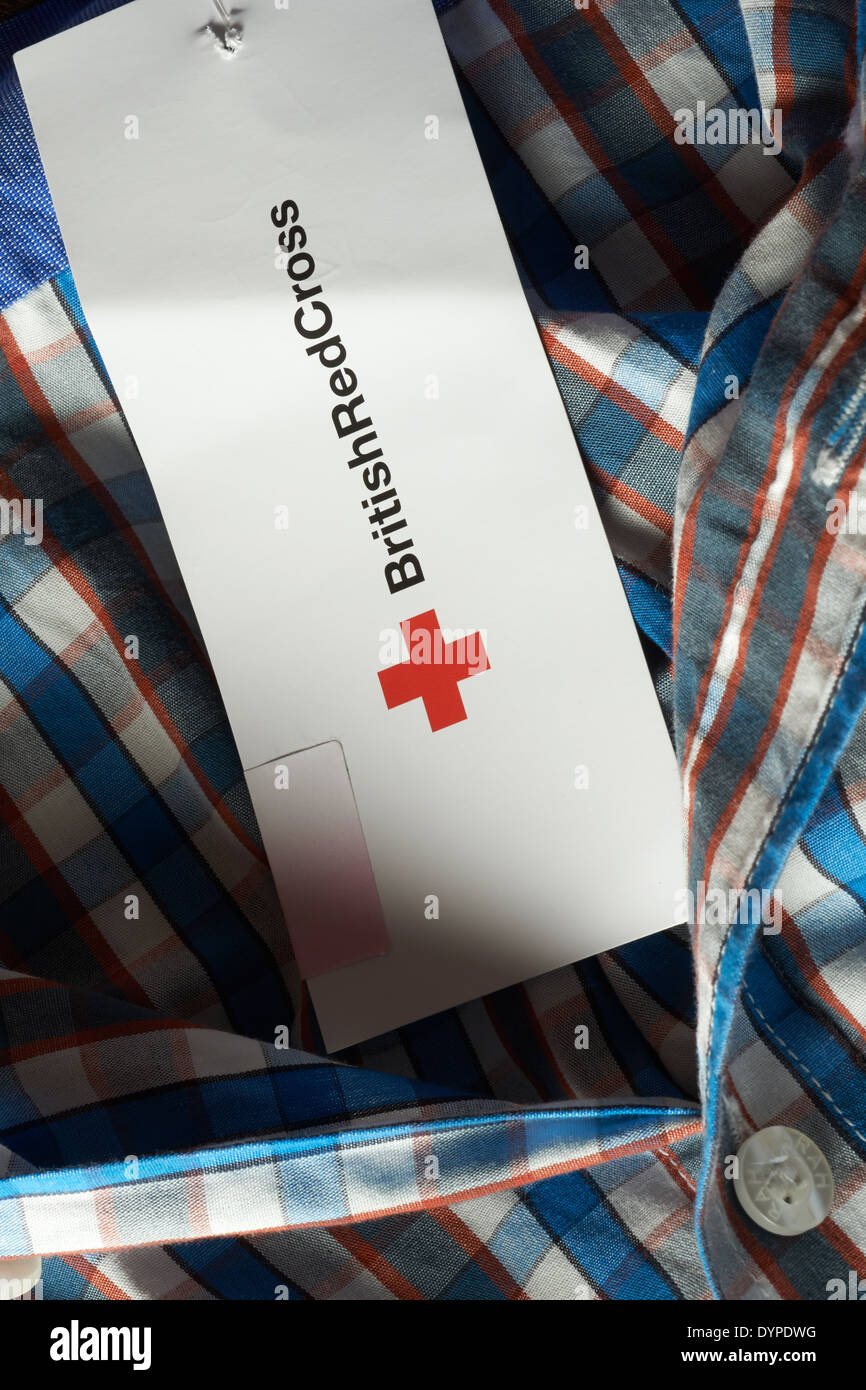 Herrenshirt für Verkauf in einem britischen Roten Kreuz Charity-shop Stockfoto