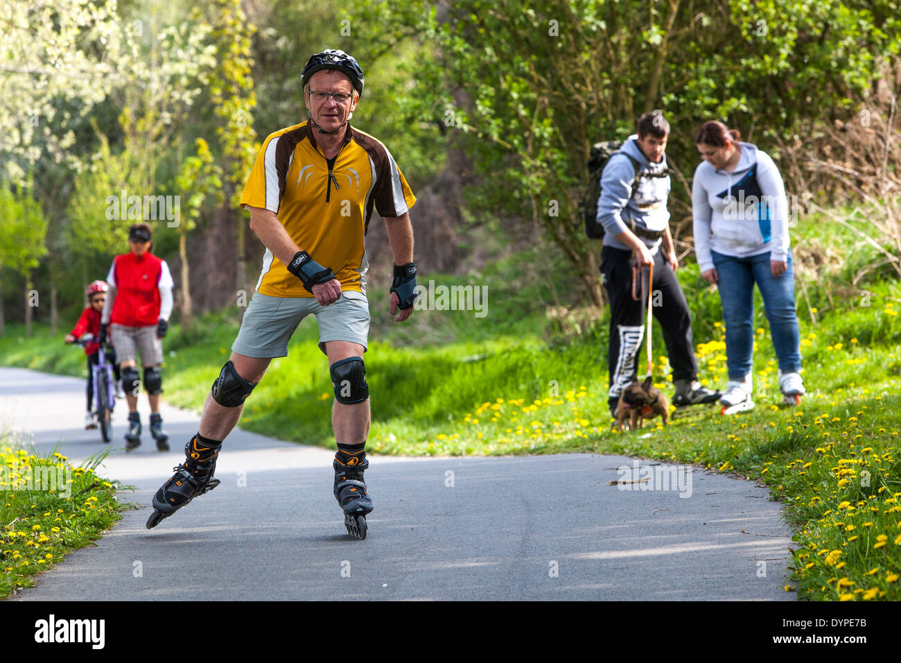 Aktive Menschen nutzen Freizeit auf Roller Skating Radwege Stockfoto