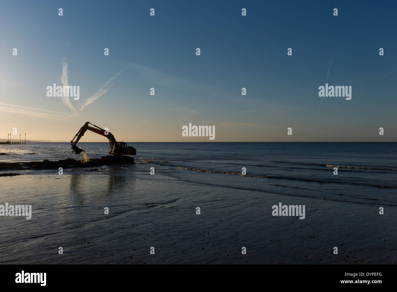 Baggerlader Bagger am Strand, Ebbe, Sonnenaufgang, mechanischen Bagger Stockfoto