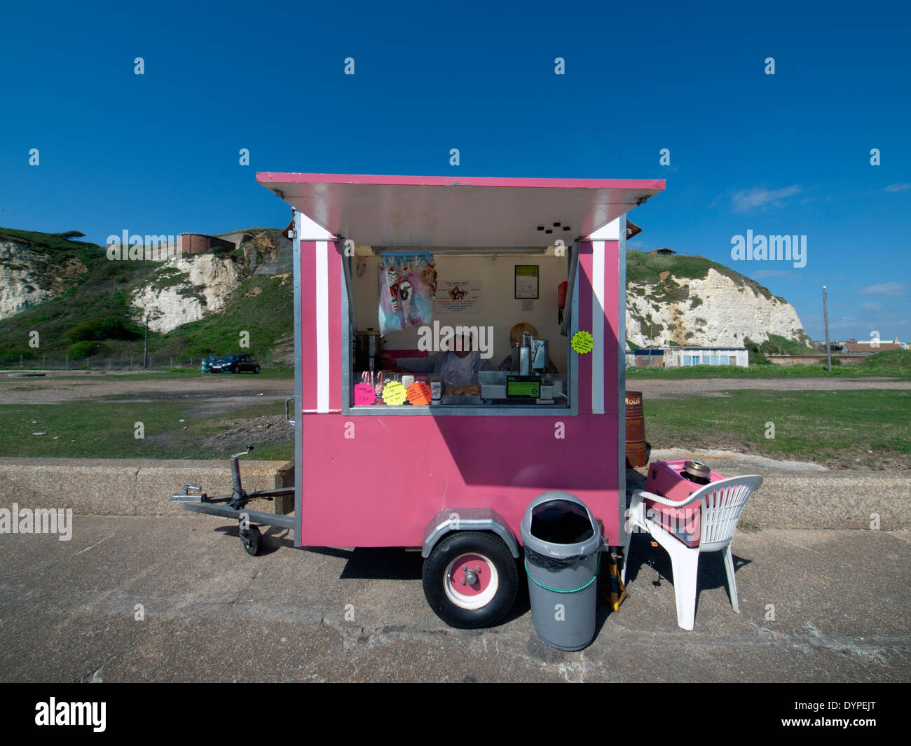 Einen kleinen rosa Kiosk am Strand in Newhaven, Verkauf von snacks Stockfoto