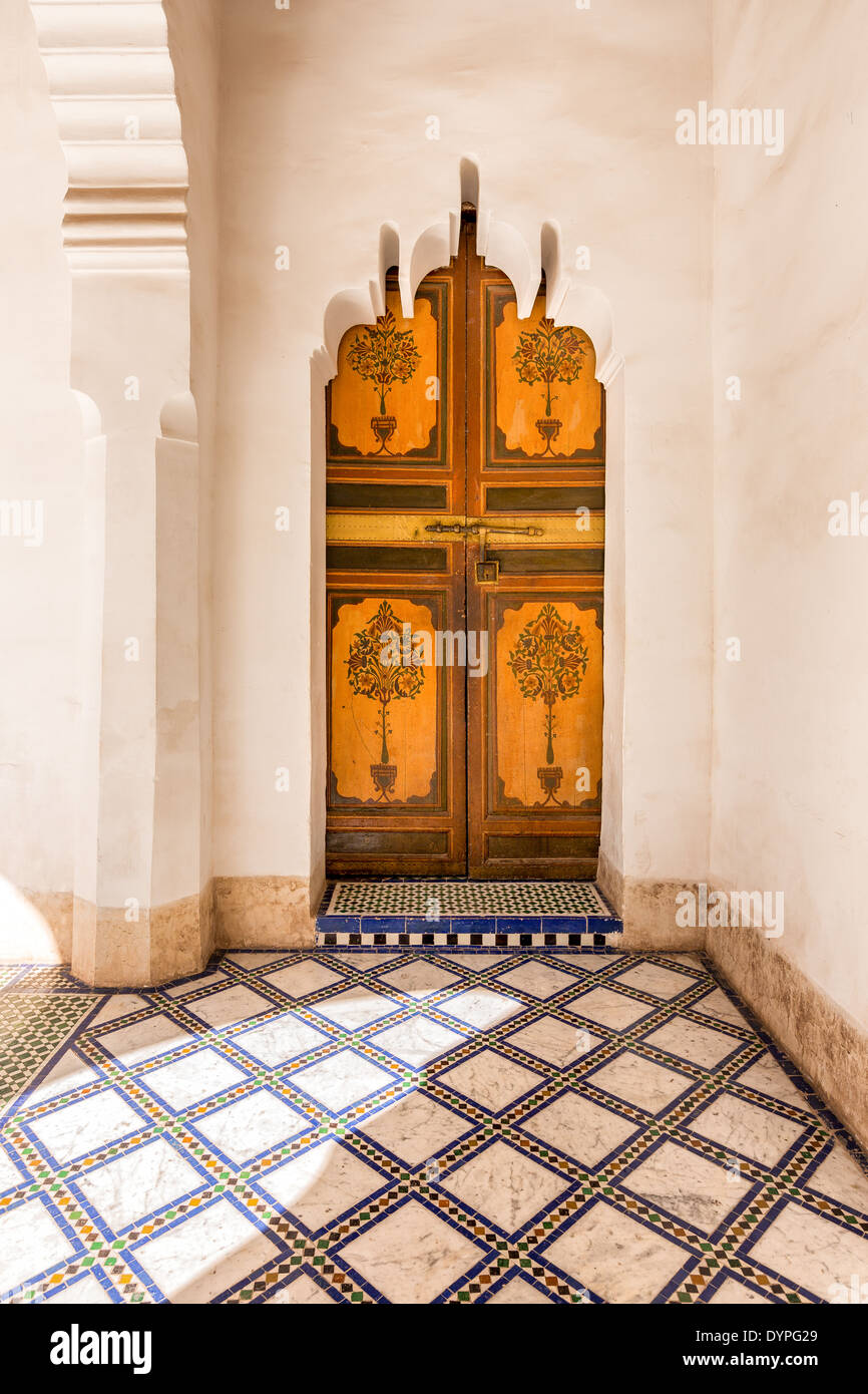 Eine alte schöne Tür in Marrakesch, Marokko, Afrika Stockfoto
