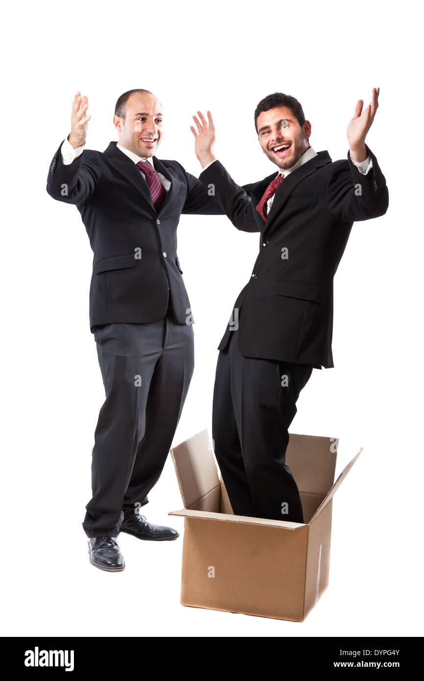 Zwei Geschäftsmänner stehend auf einem weißen Hintergrund; einer von ihnen ist aus einer Box Tauchen Stockfoto