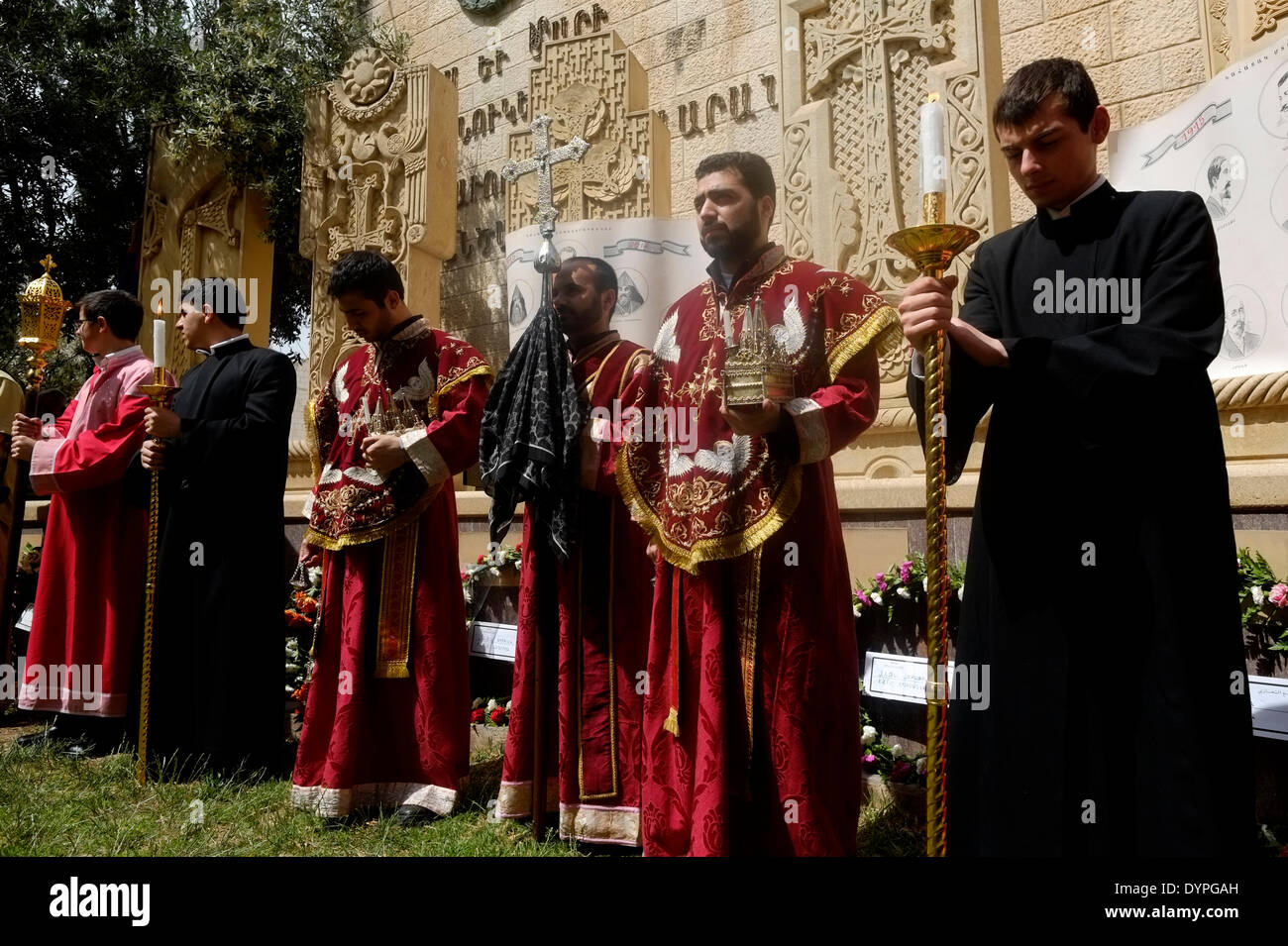 Studenten des Seminars des Armenischen Patriarchats nehmen am 24. APRIL 2014 an der offiziellen Gedenkfeier zum 99. Jahrestag des Völkermords an den Armeniern im Seminar des Armenischen Patriarchats in der Altstadt von Ostjerusalem, Israel, Teil. Der Tag des Gedenkens an den Völkermord oder der Tag des Gedenkens an den Völkermord wird von Armeniern in verstreuten Gemeinden auf der ganzen Welt am 24. April begangen. Sie wird jährlich zum Gedenken an die Opfer des armenischen Völkermordes von 1915 bis 1923 abgehalten. Stockfoto