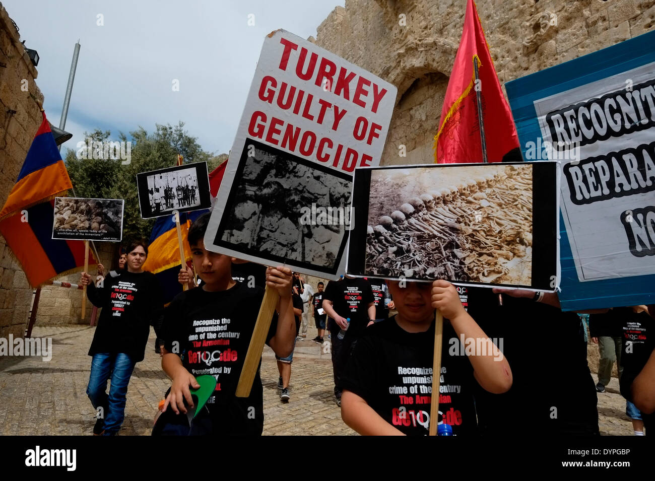 Mitglieder der armenischen Gemeinde halten Plakate gegen die türkische Leugnung des armenischen Völkermordes, während sie durch die Gassen der Altstadt marschieren, um des 99. Jahrestages des armenischen Völkermordes im armenischen Viertel zu gedenken.Altstadt Ost-Jerusalem Israel am 24. APRIL 2014. Der Tag des Gedenkens an den Völkermord oder der Tag des Gedenkens an den Völkermord wird von Armeniern in verstreuten Gemeinden auf der ganzen Welt am 24. April begangen. Sie wird jährlich zum Gedenken an die Opfer des armenischen Völkermordes von 1915 bis 1923 abgehalten. © Eddie Gerald/Alamy Live News Credit: Eddie Gerald/Alamy Live News Stockfoto