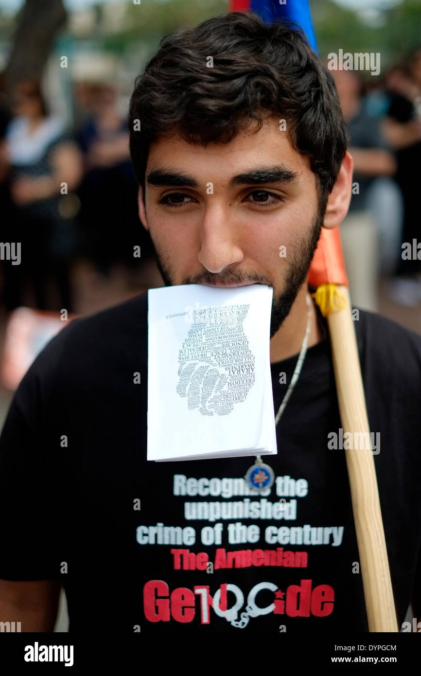 Ein Mitglied der armenischen Gemeinschaft nimmt an einer Demonstration vor dem türkischen Konsulat in Ostjerusalem Teil, in der der 99. Jahrestag des armenischen Völkermordes durch die Osmanen im Ersten Weltkrieg am 24. APRIL 2014 begangen wird. Der Tag des Gedenkens an den Völkermord oder der Tag des Gedenkens an den Völkermord wird von Armeniern in verstreuten Gemeinden auf der ganzen Welt am 24. April begangen. Sie wird jährlich zum Gedenken an die Opfer des armenischen Völkermordes von 1915 bis 1923 abgehalten. Stockfoto