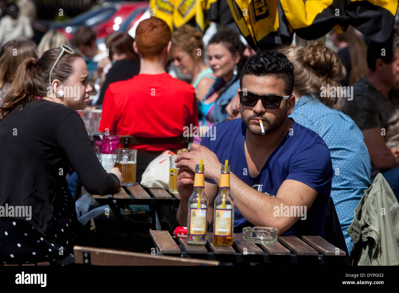 Touristen in der Stadt Bürgersteig Bar Prag Stockfoto