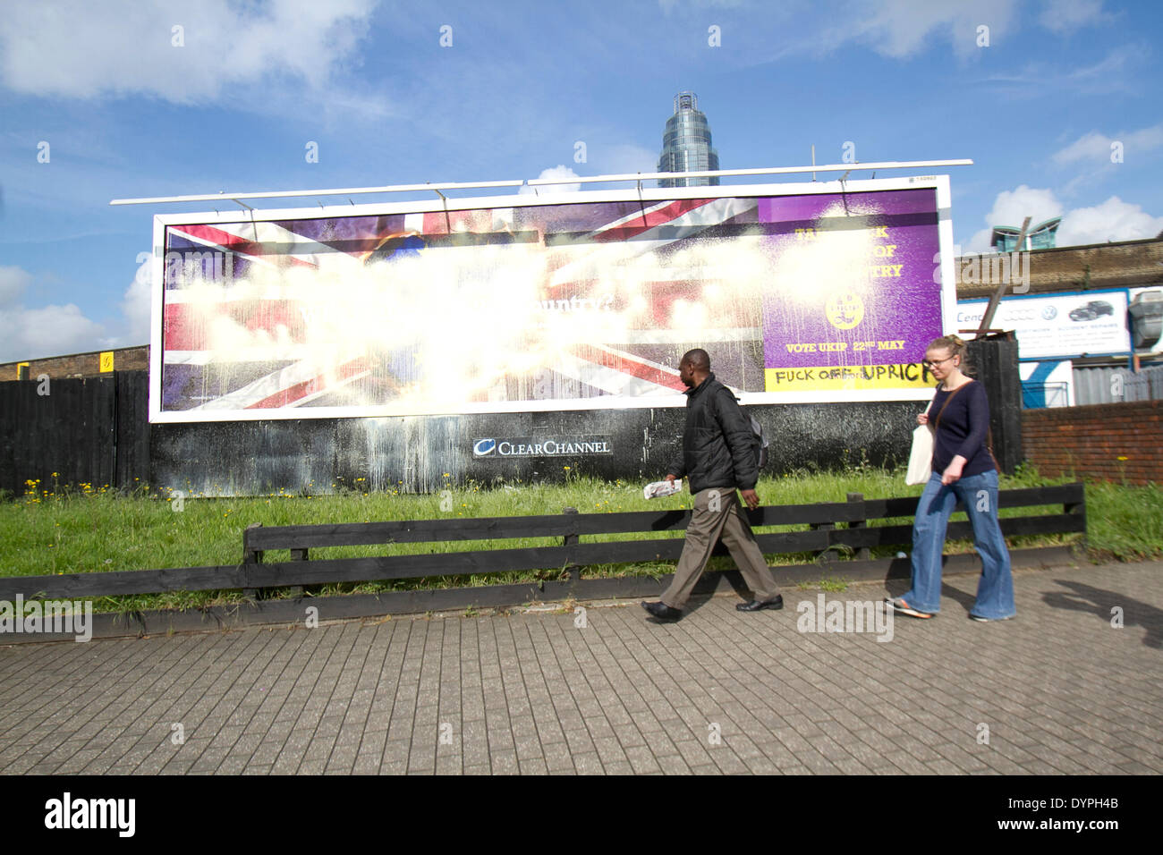 London UK. 24. April 2014. Ein Wahlplakat der United Kingdom Independence Party (UKIP) hat mit Farbe unkenntlich gemacht worden und Graffiti inmitten von Rassismus Zeile und Anschuldigungen das Plakat ist rassistisch, nachdem es von UKIP für Wahlen zum Europäischen Parlament am 22. Mai gestartet wurde Credit: Amer Ghazzal/Alamy Live-Nachrichten Stockfoto