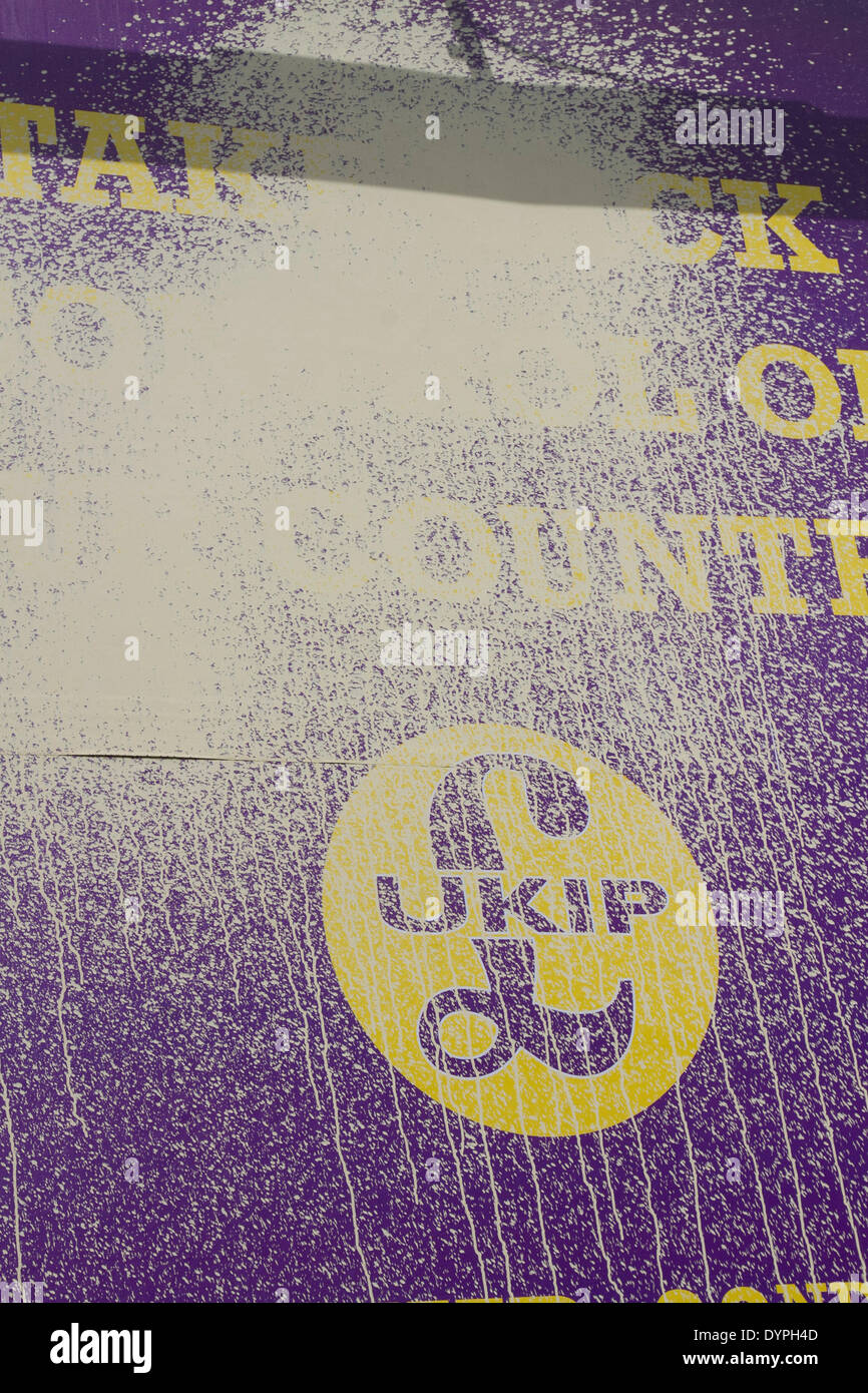 London UK. 24. April 2014. Ein Wahlplakat der United Kingdom Independence Party (UKIP) hat mit Farbe unkenntlich gemacht worden und Graffiti inmitten von Rassismus Zeile und Anschuldigungen das Plakat ist rassistisch, nachdem es von UKIP für Wahlen zum Europäischen Parlament am 22. Mai gestartet wurde Credit: Amer Ghazzal/Alamy Live-Nachrichten Stockfoto