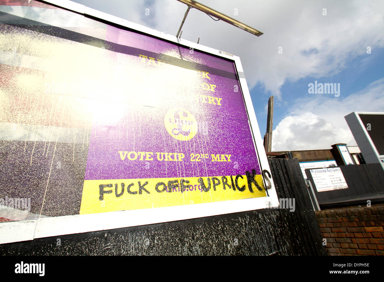 London UK. 24. April 2014. Ein Wahlplakat der United Kingdom Independence Party (UKIP) hat mit Farbe unkenntlich gemacht worden und Graffiti inmitten von Rassismus Zeile und Anschuldigungen das Plakat ist rassistisch, nachdem es von UKIP für Wahlen zum Europäischen Parlament am 22. Mai gestartet wurde Credit: Amer Ghazzal/Alamy Live-Nachrichten Stockfoto