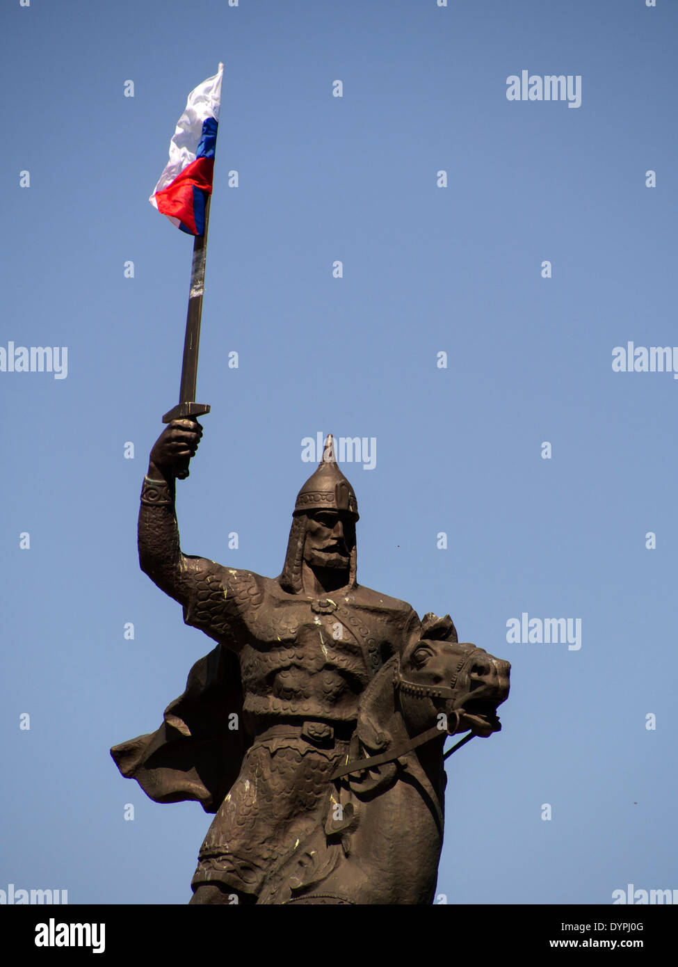 Luhansk, Ukraine. 24. April 2014. Russische Flagge auf dem Schwert des Fürst Igor--bei Nacht prorussischen Aktivisten hing eine Flagge auf dem Denkmal für Fürst Igor in der Nähe von Lugansk, Ukraine, 24. April 2014. Denkmäler zu Soldaten beschlossen, in Richtung des Feindes zu verwandeln. Dieses Denkmal ist berühmt für die Tatsache, dass der Prinz und seine Mannschaft zu Moskau Kredit aussehen: Igor Golovnov/Alamy Live News Stockfoto