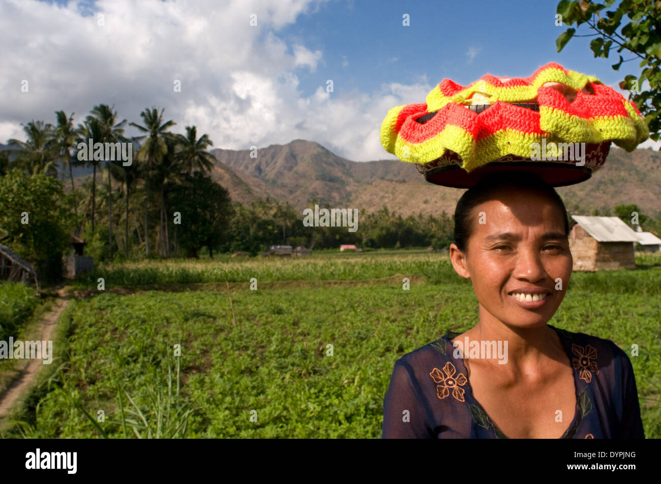 Eine Frau neben einige Felder in der Nähe von Dorf Amed Ost Bali Fischereikultur. Amed ist ein lange Küstenstreifen der Fischerdörfer Stockfoto