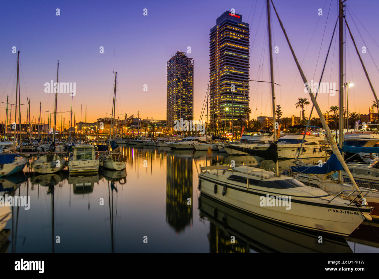Sonnenuntergang über Port Olimpic Hotel Arts und Mapfre Tower im Hintergrund, Barcelona, Katalonien, Spanien Stockfoto