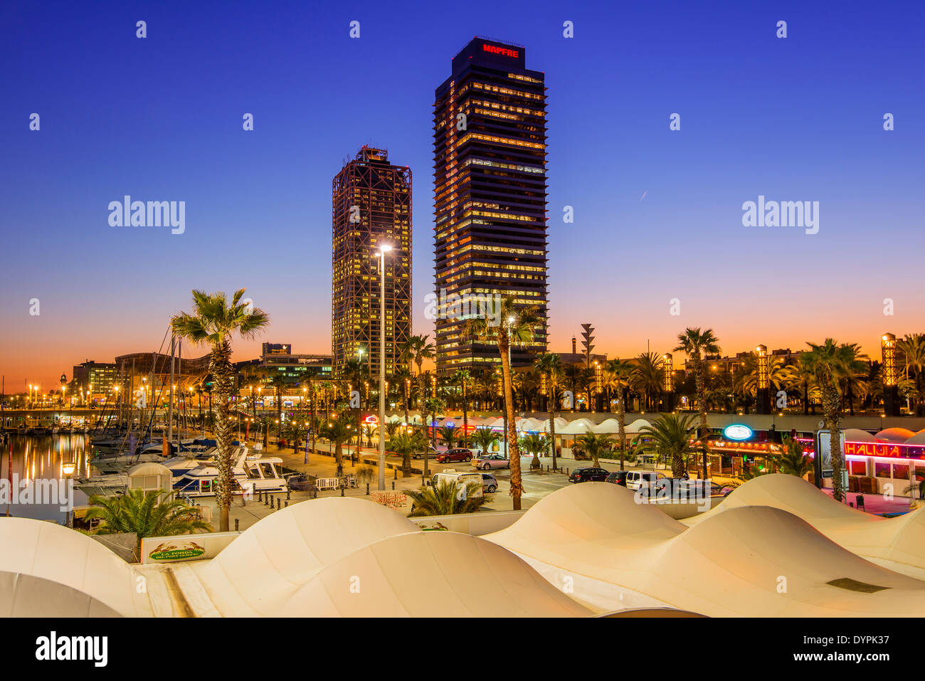 Sonnenuntergang über Port Olimpic Hotel Arts und Mapfre Tower im Hintergrund, Barcelona, Katalonien, Spanien Stockfoto