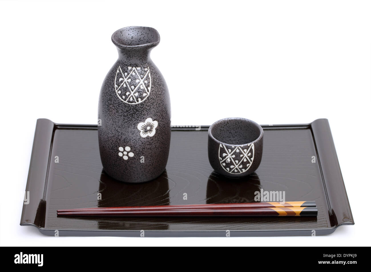 japanischer Sake-Flasche auf Tablett Stockfoto