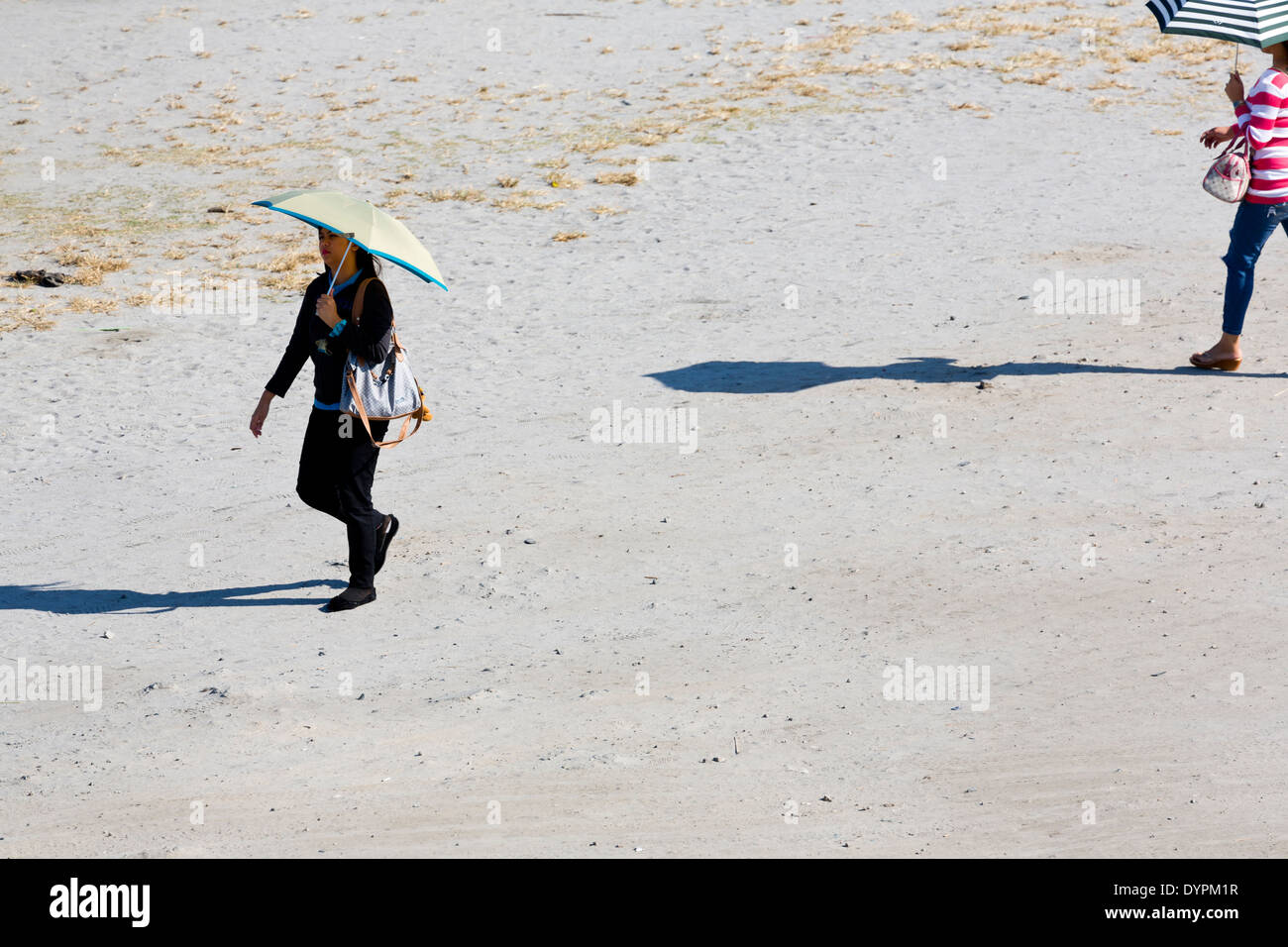 Menschen zu Fuß über Sand in Angeles City, Luzon, Philippinen Stockfoto