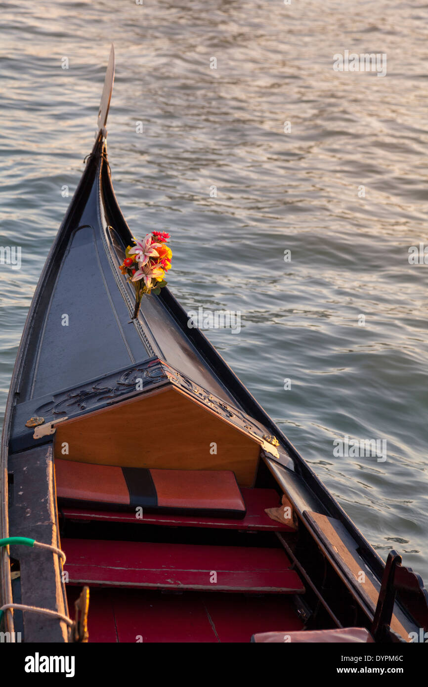 Nahaufnahme eines leeren venezianische Gondel in der weiche späten Nachmittag Sonne Stockfoto