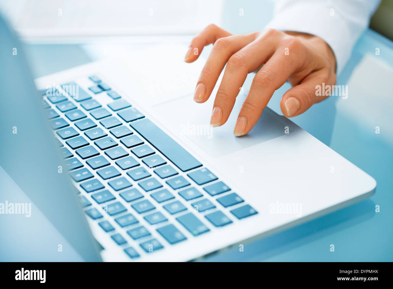 Nahaufnahme der Hand Frau mit einem Laptopcomputer Stockfoto