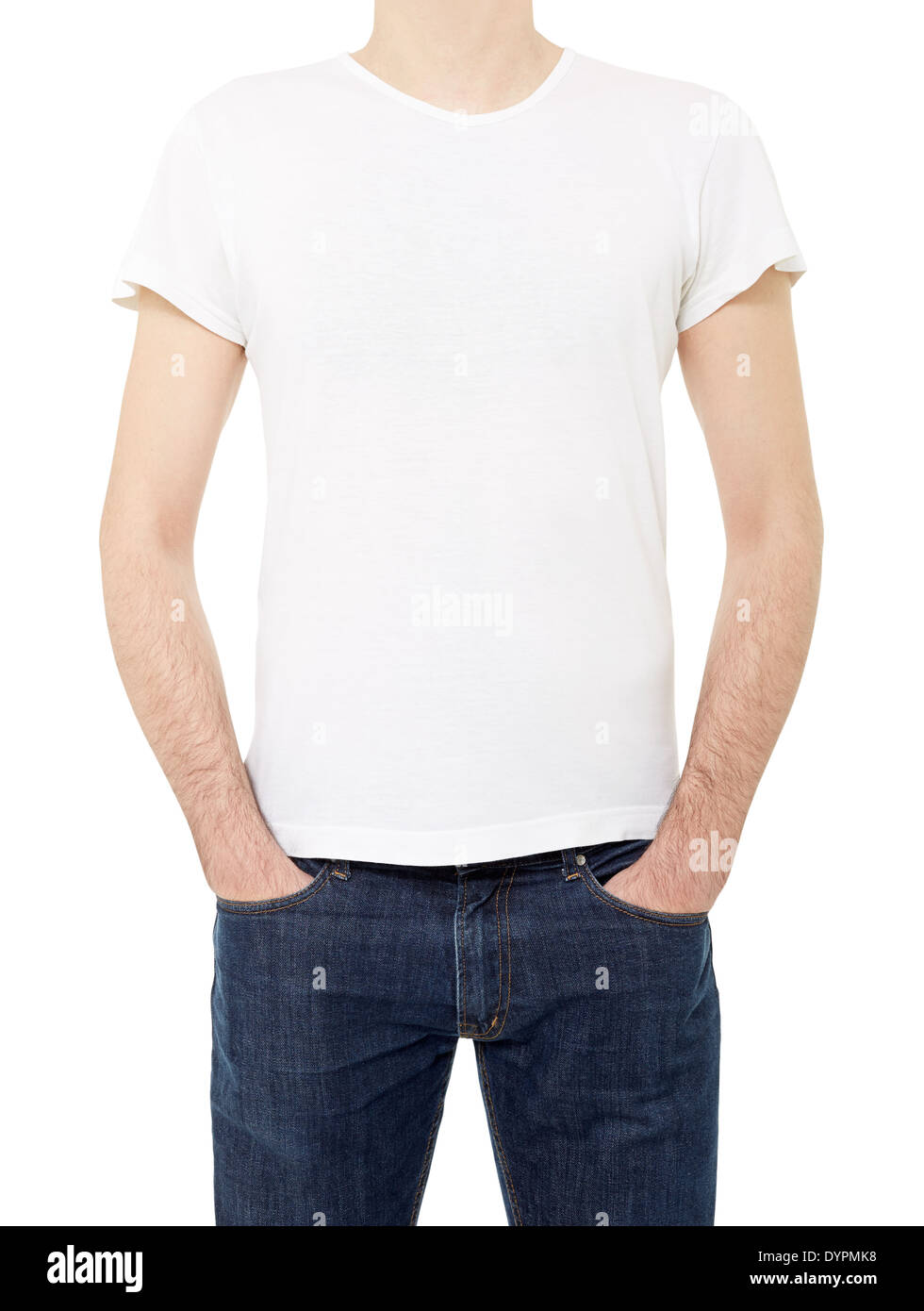 Mann trägt weißes T-shirt mit Händen in den Taschen Stockfoto
