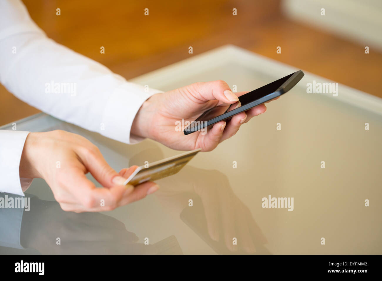 Frau einkaufen online über mobile Telefon und Kredit-Karte.indoor.close-oben Stockfoto