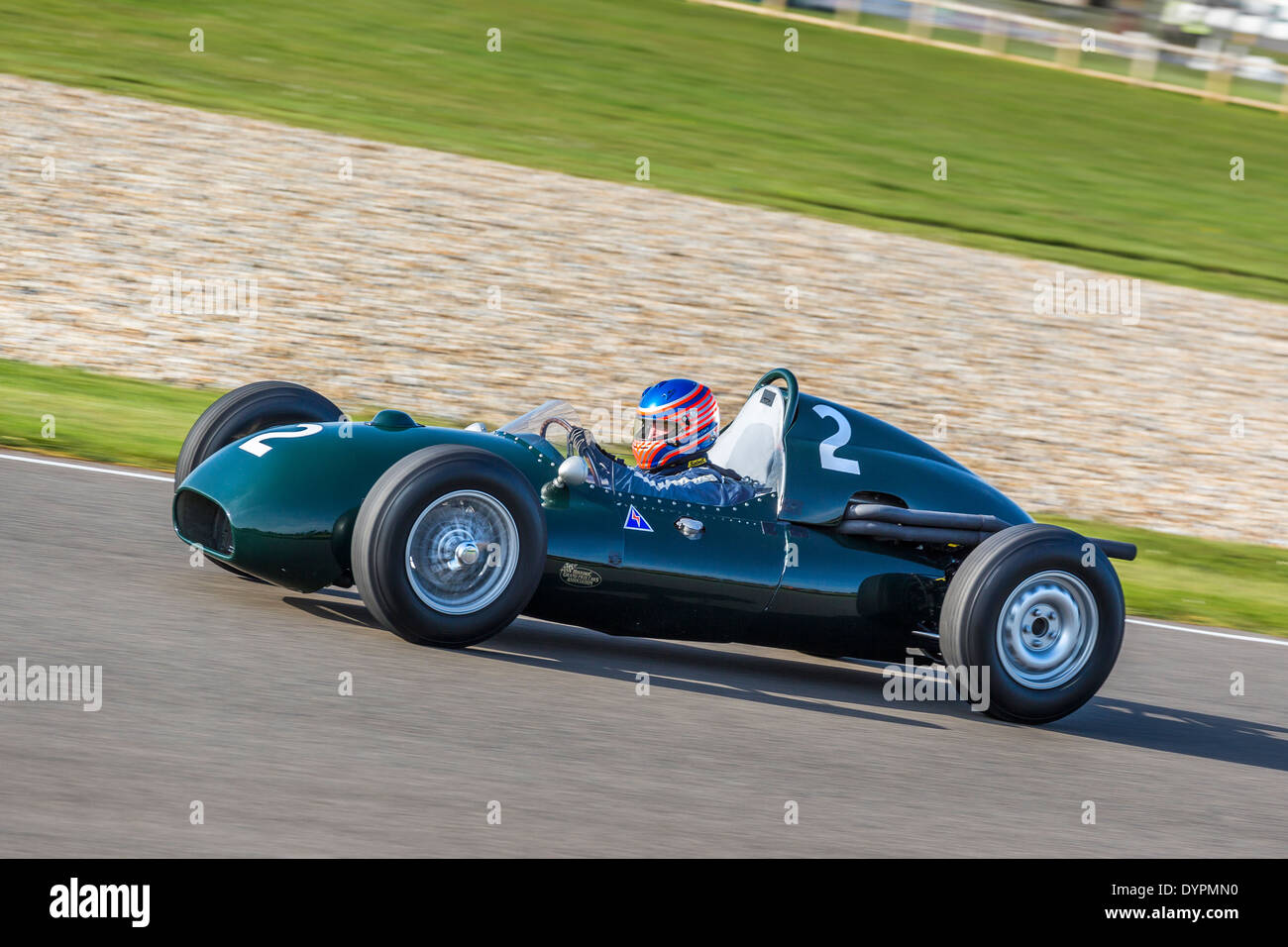 1959 JBW-Maserati mit Chauffeur Timothy Bailey im Brabham-Trophy-Rennen. 72. Goodwood Mitgliederversammlung, Sussex, UK Stockfoto