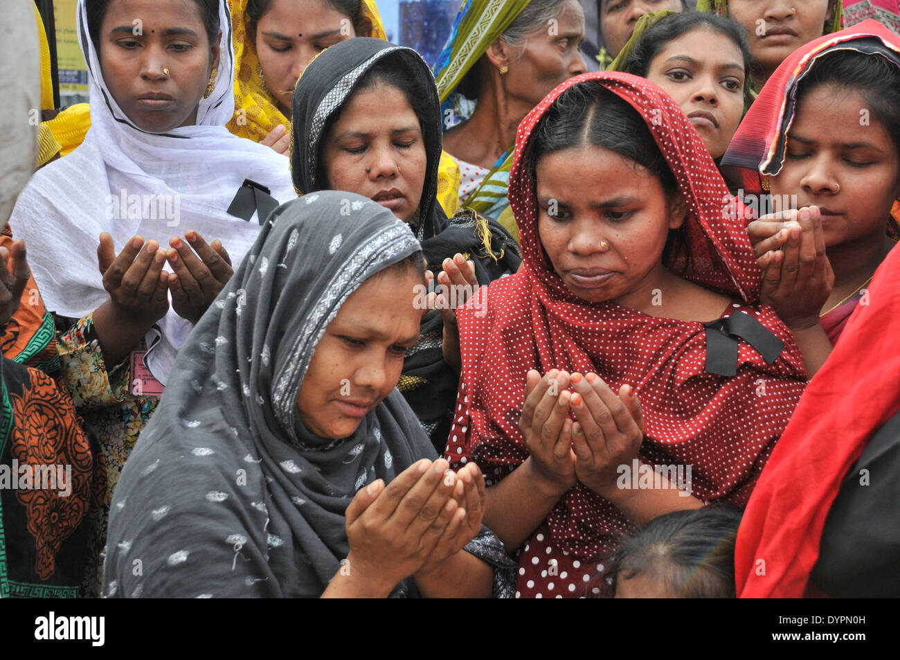 Dhaka, Bangladesch. 24. April 2014. Angehörigen der Opfer zu beten auf dem Gelände des Rana Plaza Gebäudeeinsturz während einer Gedenkfeier in Savar, am Stadtrand von Dhaka, Bangladesh, 24. April 2014. Bangladesch statt Zeremonien am Donnerstag zum Gedenken an die Opfer des Landes größte industrielle Tragödie die mindestens 1.135 tot, forderten vor allem Bekleidungs-Arbeiter. Bildnachweis: Shariful Islam/Xinhua/Alamy Live-Nachrichten Stockfoto