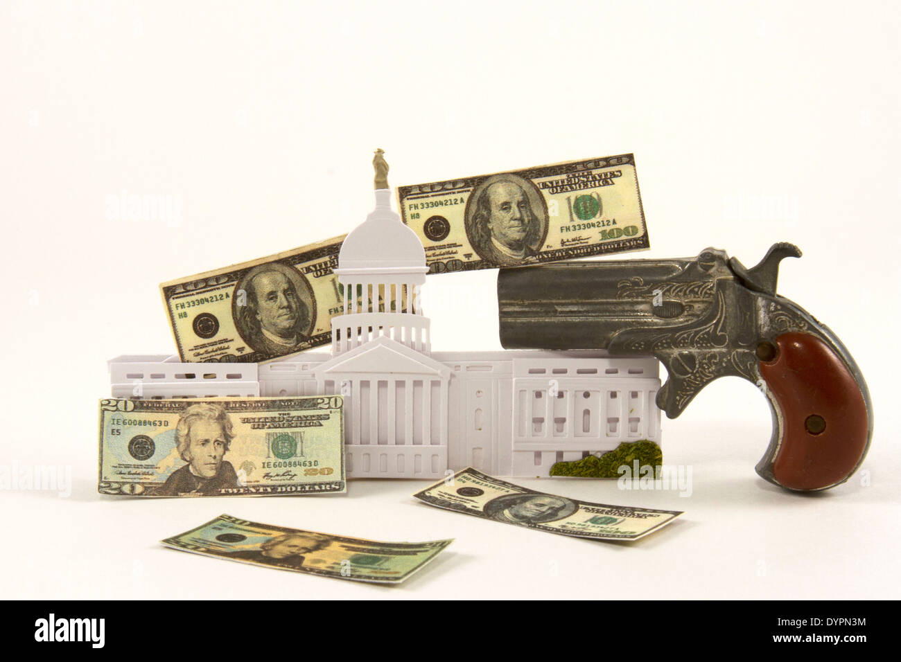 US-Kongress-Gebäude mit Handfeuerwaffe und amerikanischen Währung Stockfoto