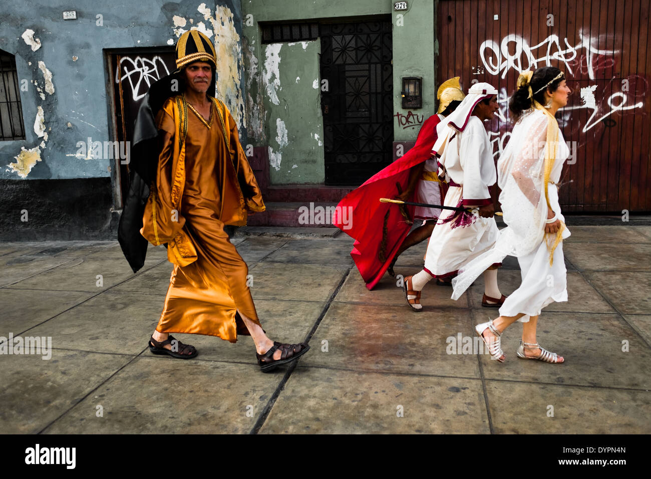 Peruanische Akteure, die römischen Soldaten und die Bürger von Bethlehem, Spaziergang während der Heiligen Woche in Lima, Peru. Stockfoto
