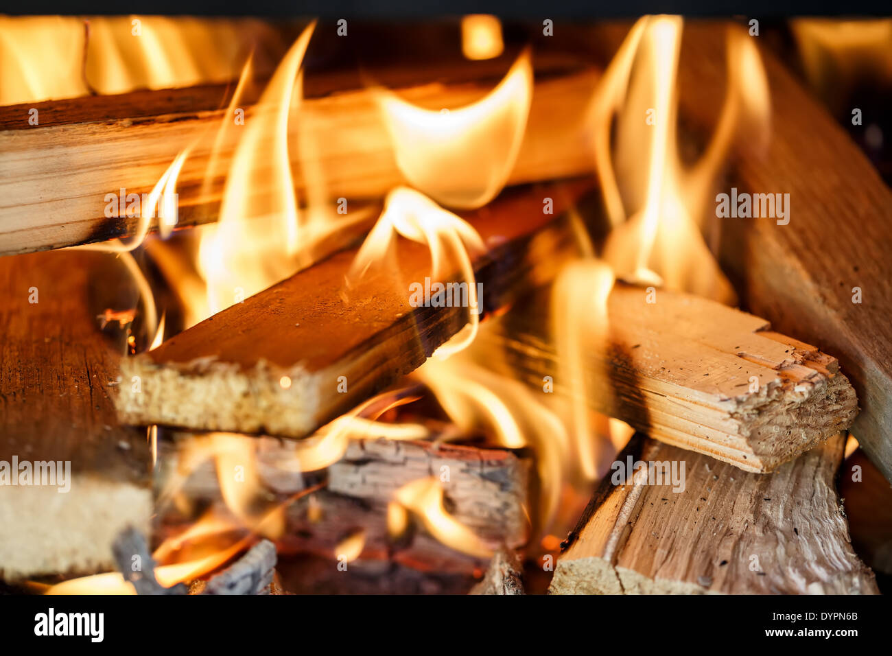 Nahaufnahme von Brennholz in Outdor Kamin brennen Stockfoto