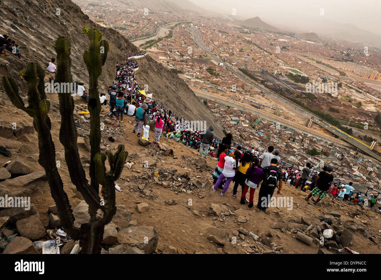 Massen von katholischen Anhänger sehen die Karfreitagsprozession klettern den Hügel während der Karwoche in Lima, Peru. Stockfoto