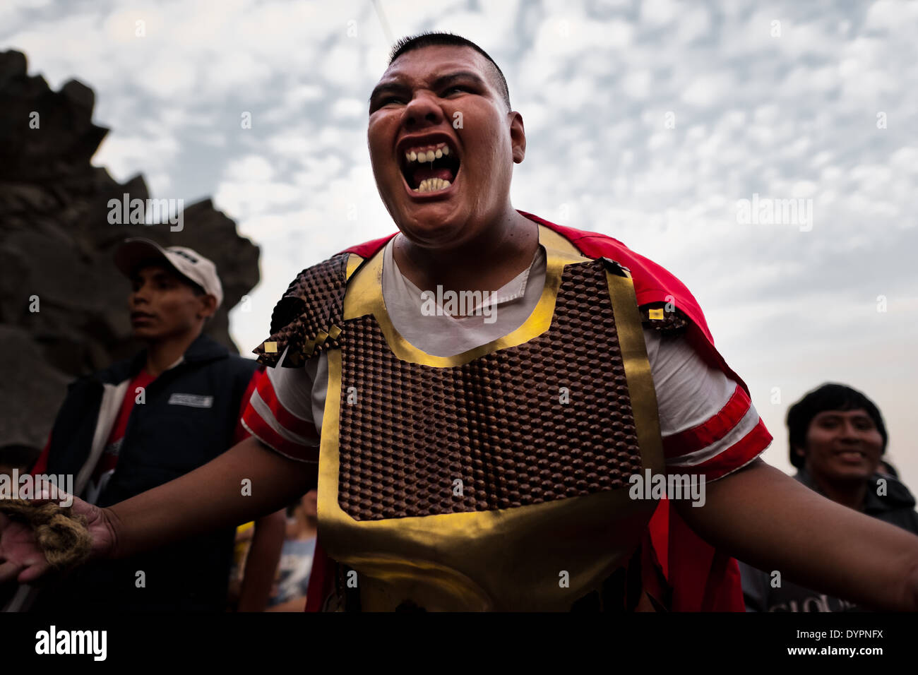 Eine peruanische Schauspieler, als römischer Soldat schreit in die Karfreitags-Prozession während der Karwoche in Lima, Peru. Stockfoto