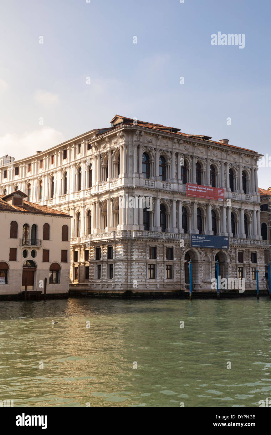 Blick auf Ca' Pesaro Galleria Internazionale d'Arte Moderna, Museum für Moderne Kunst, Canale Grande, Venedig, Italien Stockfoto