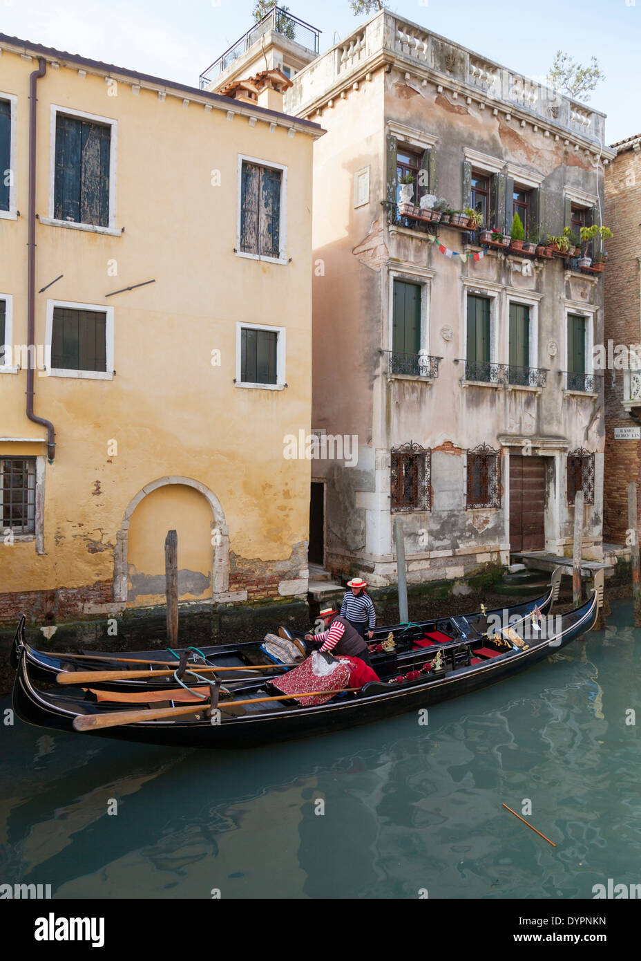 Gondeln auf einem ruhigen Kanal in Venedig, Italien Stockfoto