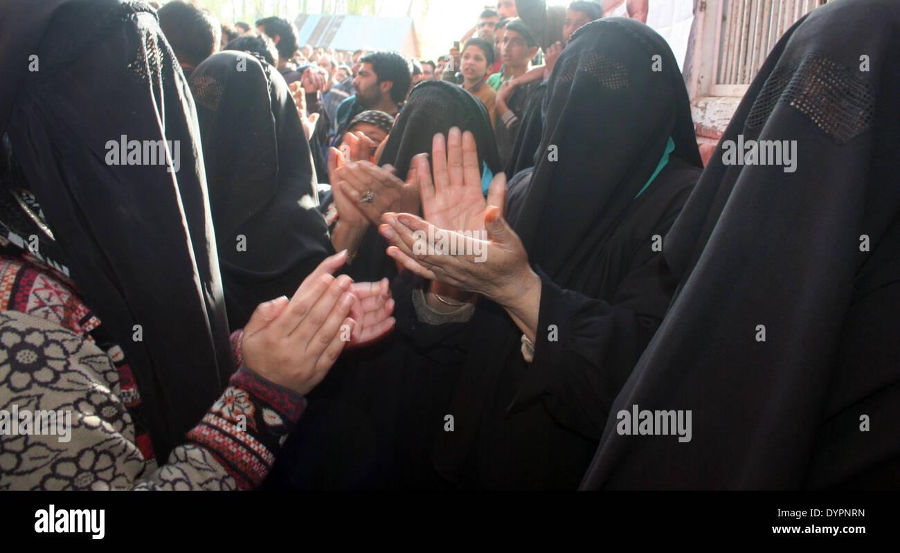 Srinagar, indische verabreicht Kaschmir. 24 APRIL2014: Kashmiri Womens Unterstützer Charing Peoples Democratic Party Präsident Mehbooba Mufti Tochter des Mufti Mohammad Syed (P D P) Stimmabgabe bei Umfragen sowohl vor der ersten Phase Lok Sabah Wahl im Süden Kaschmiris Anatnag District (Sofi Suhail/Alamy Live News) Stockfoto