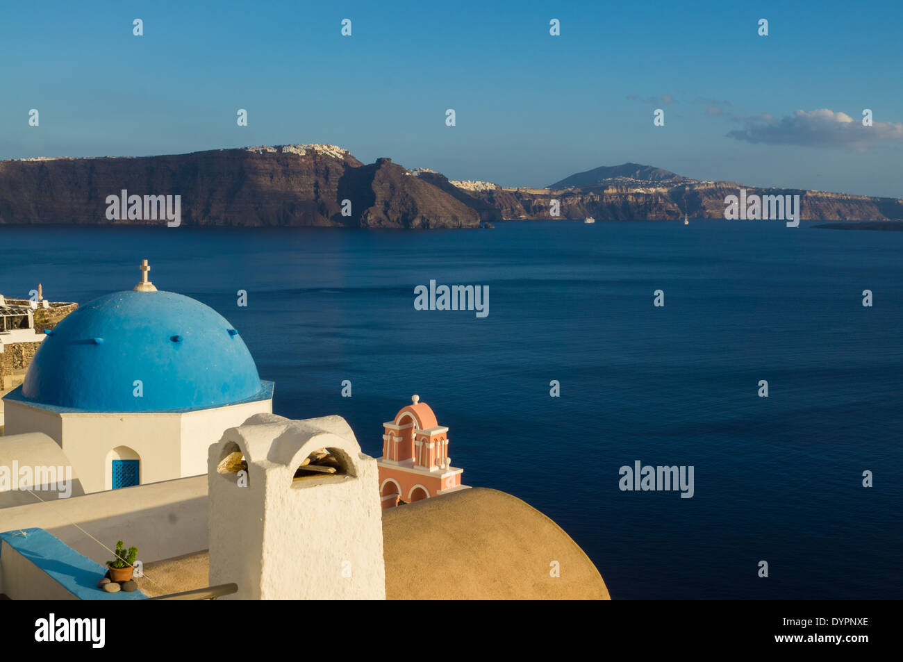 Blaue Kuppel-Kirche in Oia, Thira, Santorini, Griechenland Stockfoto
