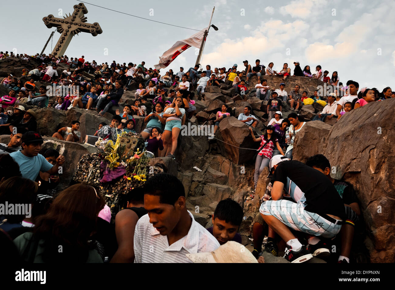 Massen von katholischen Anhänger sehen die Karfreitagsprozession auf dem Hügel von San Cristobal während der Heiligen Woche in Lima, Peru. Stockfoto
