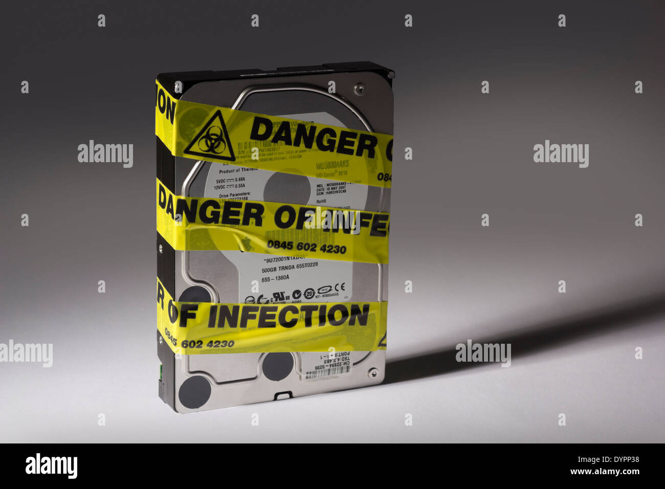 Computer schwer zu fahren mit gelben "Gefahr der Infektion" Band um ihn herum. Stockfoto
