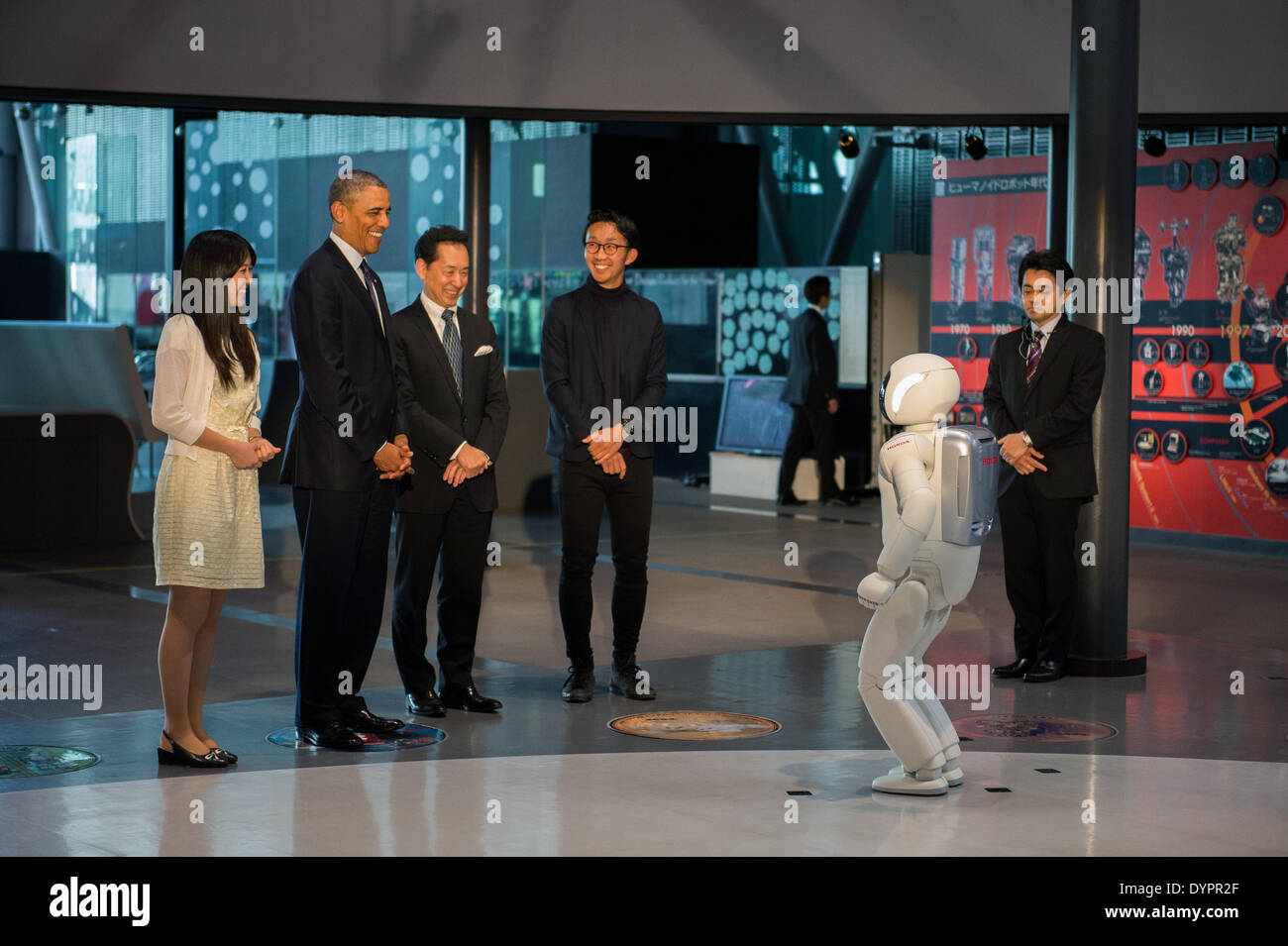 US-Präsident Barack Obama mit Miraikan Regisseur und Astronaut Mamoru Mohri, Mitte rechts, reagieren auf Hondas ASIMO humanoid Roboter während eines Besuchs auf der nationalen Museum Emerging Science & Innovation April 24, 2014 in Tokio, Japan. Stockfoto