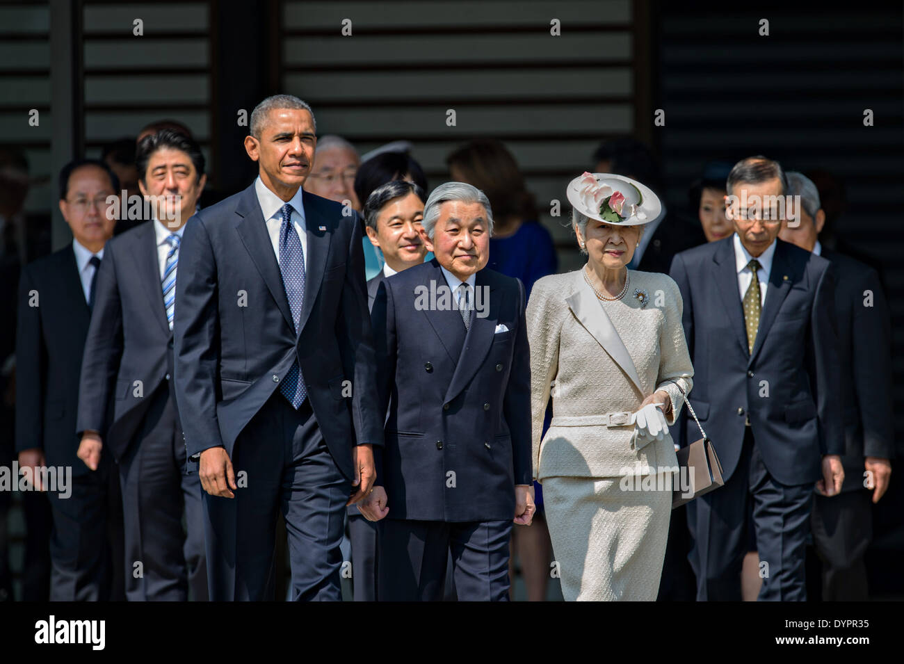 US-Präsident Barack Obama mit Japans Ministerpräsident Shinzo Abe, Kronprinz Naruhito, japanische Kaiser Akihito und Kaiserin Michiko während einer Willkommenszeremonie in der Hofburg 24. April 2014 in Tokio, Japan geht. Stockfoto