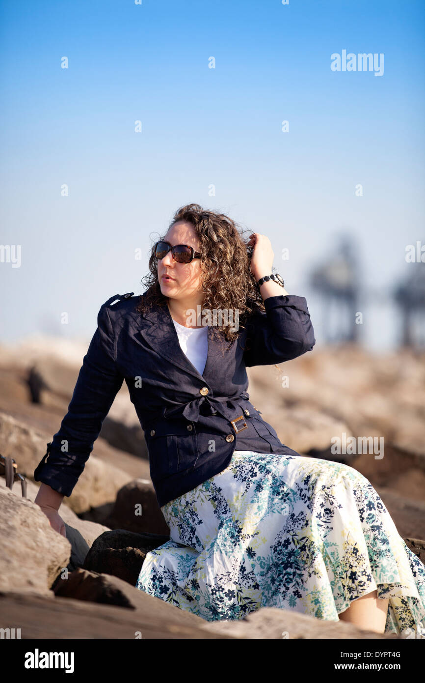 Porträt einer jungen Frau am Strand Aberavon in Süd-Wales Stockfoto